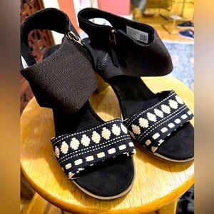 TOMS Majorca Cutout Sandal Size 7.5 worn once